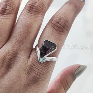 Anillo de Plata de Ley 925 Hecho a Mano con Gema de Granate Natural, Piedra de Nacimiento de Enero, Diseño de Corona en V, para Mujer - Product Image 2