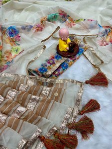 Adoptez la finesse traditionnelle avec un sari en tissu de soie organza doux et lourd avec une pièce de chemisier à point de couture pour femmes ou filles - Product Image 6