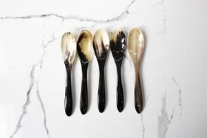 Cuchara de Cuerno de Búfalo Natural, Hecha a Mano y Pulida, Perfecta para Servir Especias, Condimentos o como Decoración de Mesa, Alta Calidad - Product Image 5