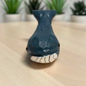 Scultura in Legno Intagliata a Mano YEEYAYA, Balena Blu Scuro 4\", Statua Artistica in Legno per Arredamento Casa, Decorazione Stanza con Animali Acquatici - Product Image 3