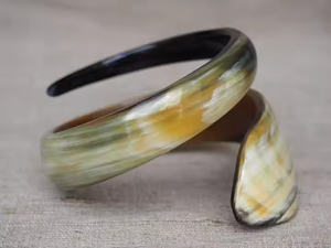 Brazalete de moda de cuerno Tamaño personalizable para fiestas y bodas de mujeres por artesanía de media luna - Product Image 2