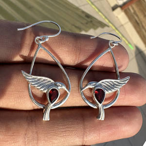 ต่างหูเงินแท้ 925 รูปนกประดับพลอยโกเมนสีแดงทรงลูกแพร์ธรรมชาติสำหรับผู้หญิง - Product Image 2