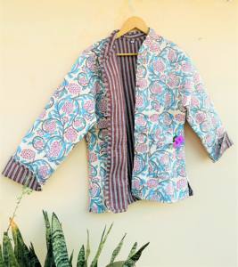 Chaquetas de algodón vintage reversibles con estampado de bloque indio para mujer Chaquetas cortas acolchadas bohemias con cierre de botón - Product Image 4