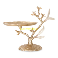 Présentoir de service en métal doré à 3 niveaux avec assiettes texturées et branche d'arbre florale Design moderne Présentoir pour desserts et pâtisseries