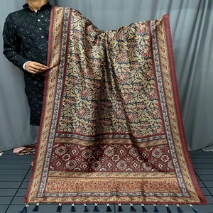 Sari en soie à imprimé numérique VASTRA COTTAGE avec une belle bordure tissée, un pallu riche en franges et un chemisier assorti, drapé doux et facile - Product Image 1