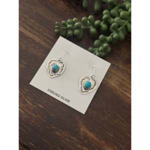 Boucles d'oreilles pendantes en turquoise de Kingman et argent sterling, faites à la main par des artisans Navajo, design cœur - Product Image 4