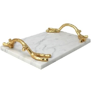 Plateau en marbre rectangulaire naturel avec poignée en métal doré pour décoration de table en marbre blanc personnalisé à faible coût - Product Image 2