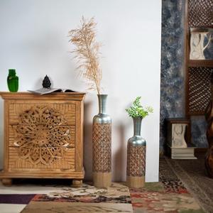 Jarrones de flores blancos vintage en hierro con acabado natural, perfectos para una decoración elegante del hogar - Product Image 6