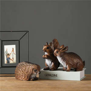 Vente en gros Costume nordique Accessoires de décoration pour la maison Statue de table sculpturale en résine animale Ornements nordiques Décoration intérieure - Product Image 1