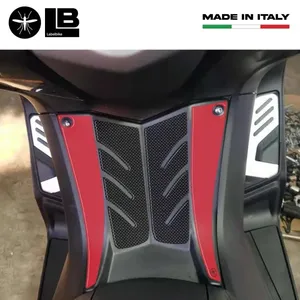 Adesivo Personalizzato 3D in Resina Carbonio-Ergal per Poggiapiedi Anteriore Yamaha Tmax 530 2012-2016 - Product Image 1