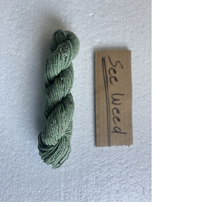 Fils d'herbes de mer naturels teints sur mesure mélangés avec de la fibre de coton fabriquée à partir de fibre d'herbe de mer naturelle dans des couleurs teintes sur mesure - Product Image 1