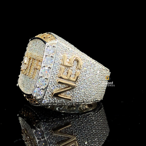 Este anillo de Hip Hop está hecho de oro sólido de 14 quilates y diamantes de moissanita originales que brillan bellamente mejorados con claridad VVS - Product Image 2