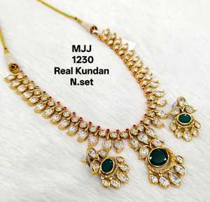 Superbe ensemble de collier Kundan de mariée de qualité supérieure et avec des designs personnalisés maintenant disponible pour les boutiques ethniques à des prix exceptionnels - Product Image 1