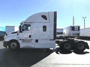 Camion Freightliner Cascadia 126 usato del 2022, modello Conventional con cabina letto, 505 CV, Diesel, passo 229, cambio automatico, assale 40.000 F. - Product Image 2