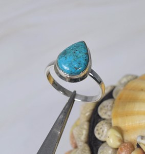 Bague de fête artisanale en argent sterling 925 de haute qualité avec chrysocolle en cabochon taille poire serti clos, bijoux fins pour femmes et hommes - Product Image 1