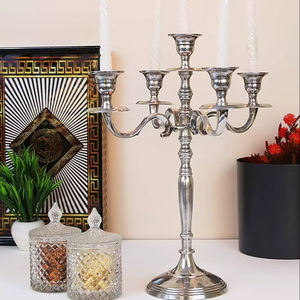 Élégant porte-bougie argenté à 5 bras avec bougies en spirale pour une touche classique. Disponible à prix de gros - Product Image 1