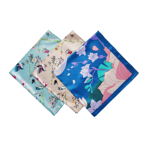 Pañuelo Cuadrado de Satén con Estampado Personalizado, Pañuelo Personalizado para el Cuello, Pañuelo de Regalo - Product Image 4