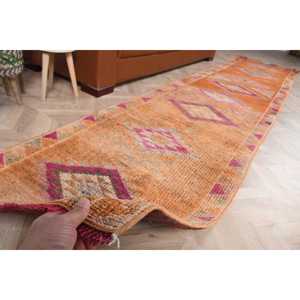 Alfombra Vintage de 2.6x12.1 pies, Alfombra Turca, Alfombra de Lana con Estampado Animal Naranja - Product Image 2