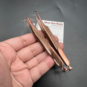 Pince à cils personnalisée en acier inoxydable japonais durable au plasma en or rose avec cœur et pointe en fibre de qualité supérieure - Product Image 5