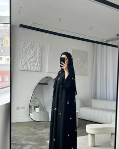 Abaya en soie noire de qualité supérieure pour adultes Moon Design inspiré des vêtements musulmans traditionnels pour toutes les saisons - Product Image 2