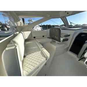 Bateau à moteur inboard Pursuit OS 405 43' LOA 2025 avec cabine, capacité de carburant de 518 gallons, toit bimini - Product Image 2