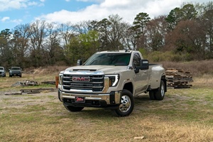รถบรรทุก GMC Sierra 3500 Duramax SLE 4WD ปี 2026 ภายในสีเข้ม พวงมาลัยซ้าย พร้อมแผ่นรองพื้นกระบะแบบพ่น จัดส่งฟรี - Product Image 2