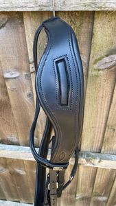 Bride à langer anatomique brevetée pour cheval en épi complet rembourré Cutback Poll Relief en cuir marron noir Design anatomique - Product Image 4