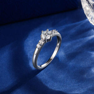 Anillo de Compromiso Jeulia Personalizado con Moissanita Redonda Simple y Piedras Laterales con Corte Princesa - Product Image 4