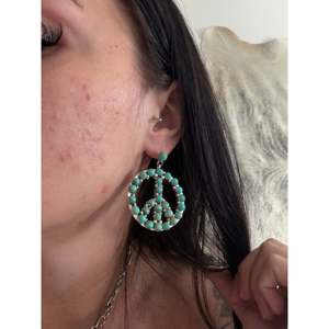 Boucles d'oreilles pendantes artisanales Navajo en turquoise de Kingman et argent sterling, motif signe de la paix, style cluster - Product Image 2