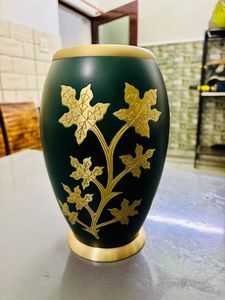 Urna Funeraria de Latón para Cenizas Humanas Adultas, Acabado Dorado Marrón, Grabada, Estilo Americano, Capacidad de 220 Pulgadas Cúbicas, Brassworld - Product Image 4
