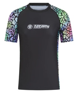 Rashguard à manches courtes imprimé par transfert thermique, ne se fissure pas, ne se décolore pas, ne se détache pas, respirabilité accrue, écologique, 100% polyester, UPF50+ - Product Image 1