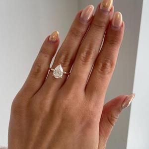 Bague de fiançailles solitaire en platine pour femme certifiée IGI avec diamant taille poire à trois griffes – Collection de bagues élégantes - Product Image 2
