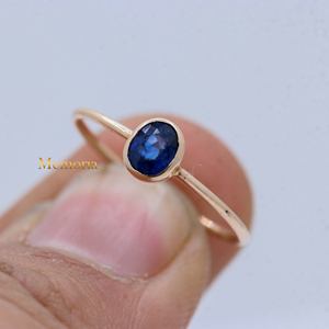 Anillo Unisex de Oro Amarillo de 9k Certificado con Zafiro Azul Natural de Memoria Jewels, Corte Ovalado y Engaste de Bisel, para Meditación y Sanación - Product Image 5