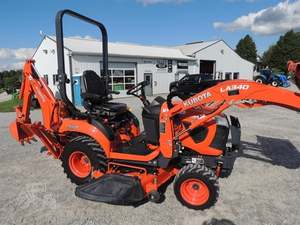 Mini Tractor Kubota BX2680 2022 con Cargador LA344 de Enganche Rápido, Cuchara para Minicargadora de 60 Pulgadas, Cortadora de Césped de Montaje Medio, 920 Horas de Uso. - Product Image 2