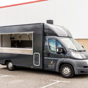 Camión de Comida Móvil Profesional con Cocina Completa en Venta - Product Image 1