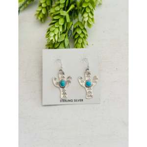 Boucles d'oreilles pendantes en turquoise de Kingman et argent sterling, faites à la main par des artisans navajo, motif plante Saguaro - Product Image 1