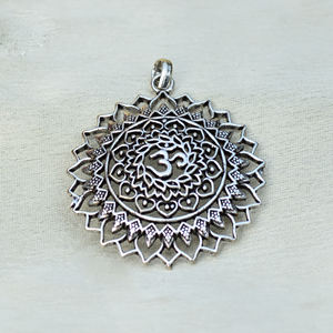 Colgante de Latón con Baño de Oro de 14k con Símbolo Om Shiva, Joyería de Moda para Bodas y Fiestas Indias, Regalo - Product Image 4