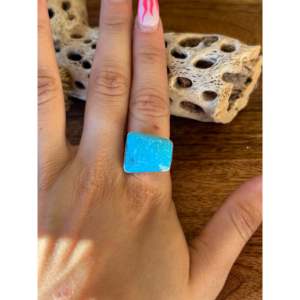 Anillo Navajo Hecho a Mano con Turquesa Kingman y Plata de Ley, Talla 6, Engastado en Bisel, Piedra Natural para Uso Diario - Product Image 2