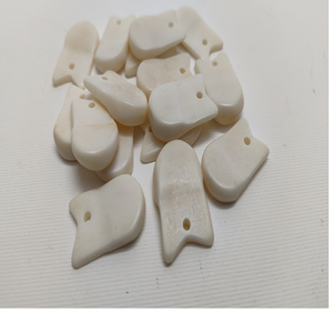Dents d'Élan Blanches Authentiques Fabriquées sur Mesure (Forme Irrégulière/Ovale) pour Bijoux DIY, Artisanat, Designs d'Inspiration Tribale, Durables et Uniques - Product Image 1