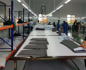 Venta al por mayor Dropship personalizado cosido negro oro se desvanecen deportes pulóver Sudadera con capucha bordado técnica de ganchillo para el invierno - Product Image 4