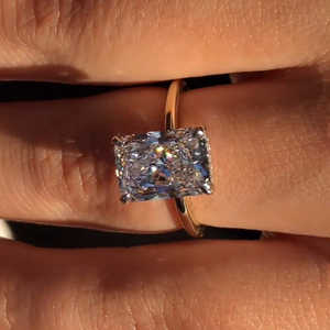 Bague de fiançailles solitaire en diamant de laboratoire taille émeraude de 4,20 carats en or jaune 14 carats, fabriquée à la main - Product Image 2