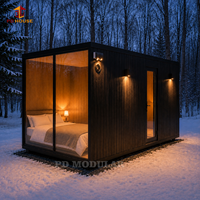 Maison modulaire noire moderne avec mur en verre pleine hauteur pour l'hébergement en glamping, hôtel, parc de vacances