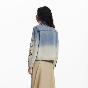 Chaqueta vaquera de ajuste flexible OEM de Pakistán de alta calidad para mujer Fabricante Pakistán Hecho para el estilo de gimnasio Ropa urbana y comodidad - Product Image 2