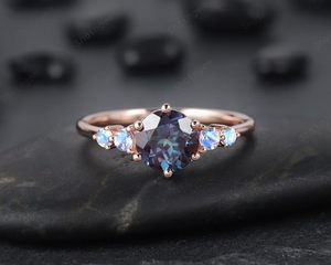 Anillo de Compromiso de Plata de Ley 925 con Alexandrita y Piedra Lunar de Corte Redondo con Engaste de Puntas, Chapado en Oro Rosa a Precio de Fábrica - Product Image 5