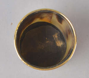 Verre à boire en corne naturelle artisanal de luxe avec un élégant accent de bordure dorée, authentique verre à shot en corne de buffle poli - Product Image 3