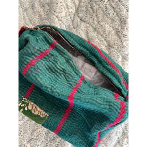 Pochette de maquillage vintage Kantha brodée de fleurs irlandaises, organiseur de cosmétiques, fermeture éclair, doublure imperméable durable, quatre compartiments - Product Image 4
