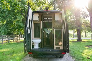 รถตู้สปรินเตอร์ 3500XD อัลติเมท ทอยส์โค้ช รุ่นปี 2025 แปลงเป็นรถหรูหรา ขับเคลื่อนด้วยเทอร์โบดีเซล ล้อหลังคู่ พร้อมอุปกรณ์ครบครัน - Product Image 6