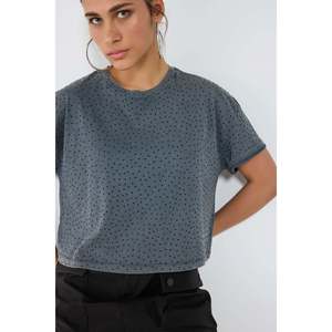 Camiseta Corta con Adornos de Piedras - Product Image 1