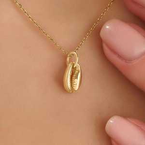 Colgante de Concha de Cauri en Plata de Ley 925 con Baño de Oro, Collar Minimalista con Concha Marina, Tema Oceánico, Cristiano, Unisex, Religioso - Product Image 1
