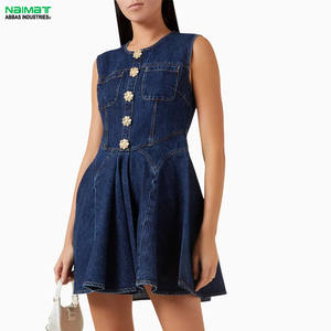 Robe d'été élégante en jean, coupe ajustée, sans manches, avec boutons dorés en forme de fleur, mini-robe en jean clair pour femmes - Product Image 1